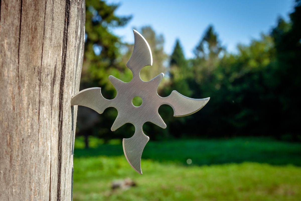 A shuriken weapon is stuck in a wooden.